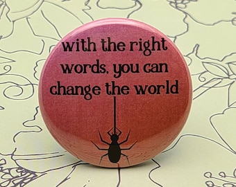 Cambiar el mundo, insignia o imán de 1,5" con diseño de La telaraña de Carlota, cita inspiradora, cita motivadora, amante de los libros, club de lectura