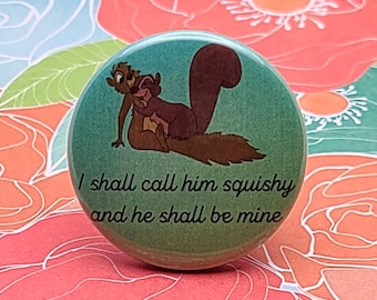 Botón o imán con la frase "Él me mina", de 1,5", adorables ardillas de Camelot, espada en la piedra