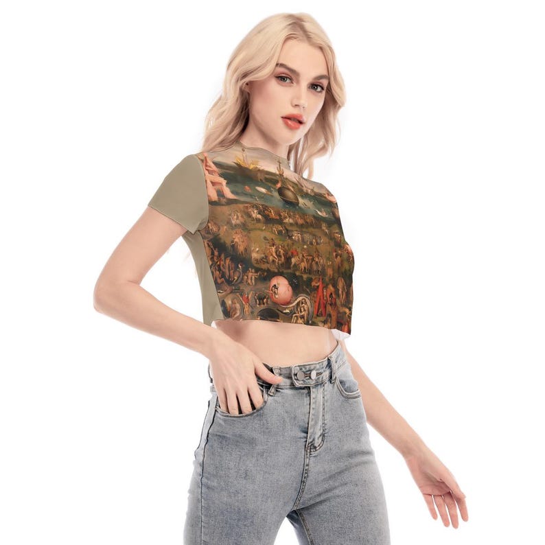 Puede incluir: Una camiseta corta con estampado de pintura renacentista. La camiseta tiene mangas cortas y un color beige en las mangas y la espalda. La parte delantera de la camiseta muestra una obra de arte detallada y multicolor.