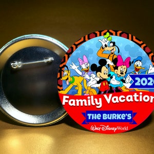 Familie Urlaub Wiedersehen mit MICKEY & Fab 5 FREUNDE -3 "runder Pin zurück Feier Knopf-Dekoration