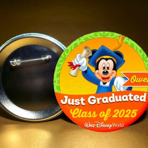 Just GRADUATED - Class of 2025 feat MICKEY MOUSE - 3 ""Button zurück mit Pin - Abschluss - High School -College-Grad School-Anpassbar."