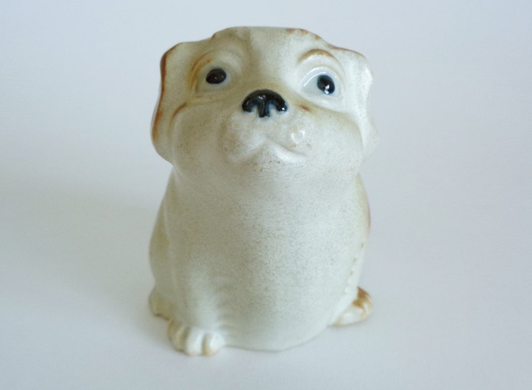 秋田犬の置物、日本の陶芸工房による手作りの秋田犬の置物、サイン
