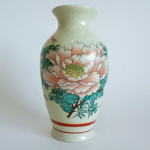 Hand-Painted Kutani Flower Vase: Japanese Fine Art Pottery