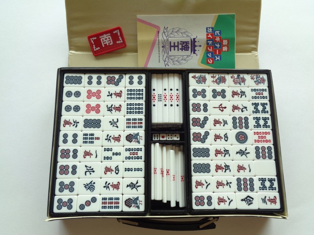 Antique Chinese Mahjong Game Set Carved Bakelite 148 Tiles Leather Case Key  Rare