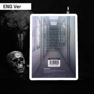 Puede incluir: La contraportada de una novela de bolsillo titulada "Lily House". La portada presenta una l&iacute;nea roja que conecta dos figuras en un pasillo. El texto en la contraportada describe una historia sobre dos antiguos compa&ntilde;eros de clase de doctorado que tienen la tarea de identificar a una persona fallecida. El libro es una novela de amor de chicas.