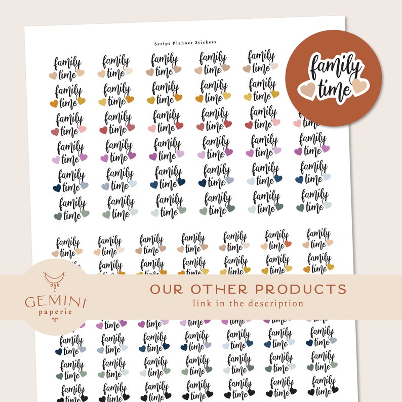 K&ouml;nnte beinhalten: Ein Blatt mit bunten Planer-Stickern mit dem Text "family time" in verschiedenen Schriftarten und Farben. Die Sticker sind mit kleinen Herzen in verschiedenen Farben verziert. Der Text "Script Planner Stickers" befindet sich oben auf dem Blatt. Der Text "family time" wird auch in einem gr&ouml;&szlig;eren Kreis mit braunem Hintergrund und wei&szlig;en Herzen angezeigt.