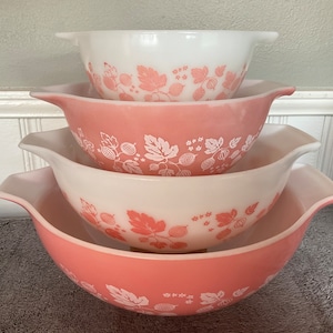 Vintage Pyrex Pink Gooseberry - set of four - Cinderella nesting bowls - Pink Pyrex mixing bowls - 1950s - Retro kitchen