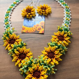 Halsbandset med solrospärlor, ukrainska solrosmycken, halsband med blommiga fröpärlor och örhängen, uttalandehalsband, handgjort