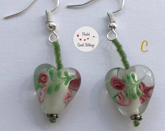 Bavarian earrings for the Oktoberfest. Matching the dirndl made of Bohemian glass beads and small glass rocailles. Handthreaded in Germany