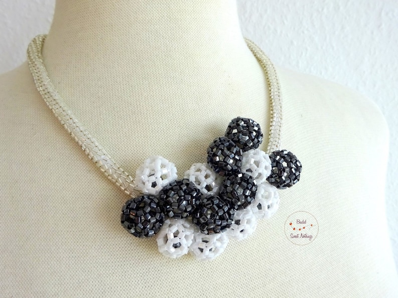 Auffälliges Abend-Collier in silber und metallic grau in Molekular ...