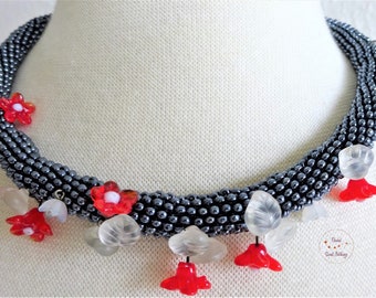 playful necklace with French vintage flowers and glass leaves on a tube chain made of anthracite rocailles