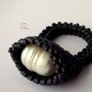 anthracite ring made of Delica glass beads with incorporated freshwater pearl. Noble and simple. Rings with pearls