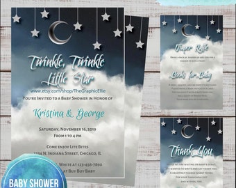 Puede incluir: Un conjunto de invitaciones para un baby shower con un fondo de cielo estrellado azul y blanco. La invitación presenta el texto "Twinkle, Twinkle Little Star" e incluye detalles del evento, como la fecha, la hora y la ubicación. El conjunto también incluye una tarjeta de rifa de pañales y una tarjeta de solicitud de libros.