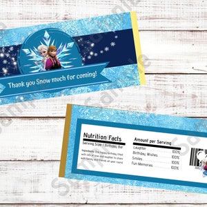 Puede incluir: Un envoltorio de barra de chocolate azul y blanco con temática de Frozen. El envoltorio presenta un diseño de copo de nieve, los personajes de Elsa y Anna, y el texto "Thank you Snow much for coming!" La parte posterior del envoltorio tiene una etiqueta de información nutricional con el texto "Nutrition Facts" y "Amount per Serving".