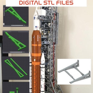 Puede incluir: Un sistema de montaje en pared impreso en 3D para un modelo de transbordador espacial Lego. El sistema incluye una base, dos soportes laterales y un soporte superior. El modelo no está incluido. El texto "Wall Mount System" y "Digital STL Files" es visible en la imagen.