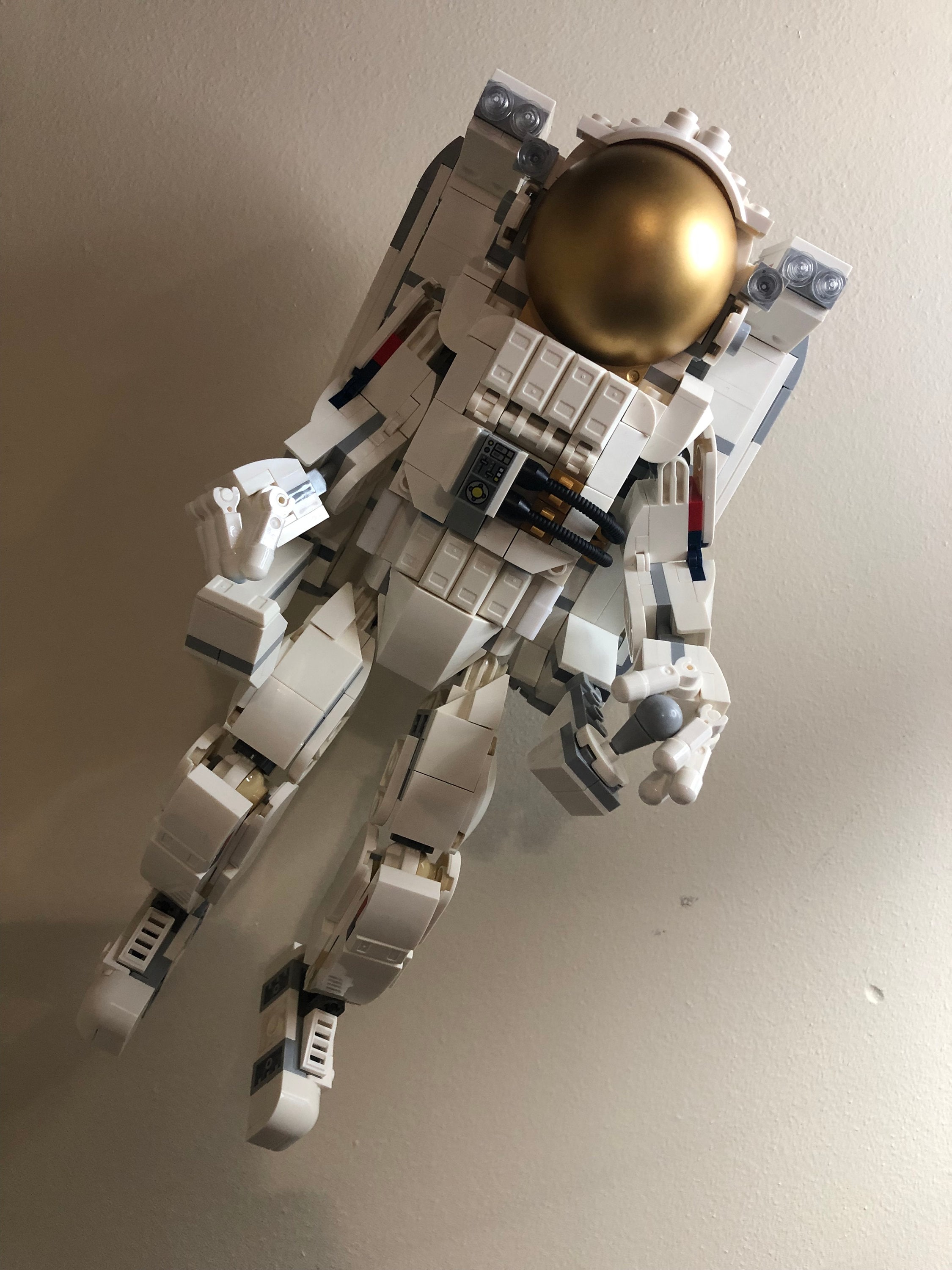 レゴ クリエイター 3-in-1 宇宙飛行士 (31152) を展示するための壁掛け