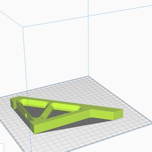 K&ouml;nnte beinhalten: Eine gr&uuml;ne, 3D-gedruckte Halterung aus Kunststoff in Dreiecksform mit einem Loch in der Mitte.