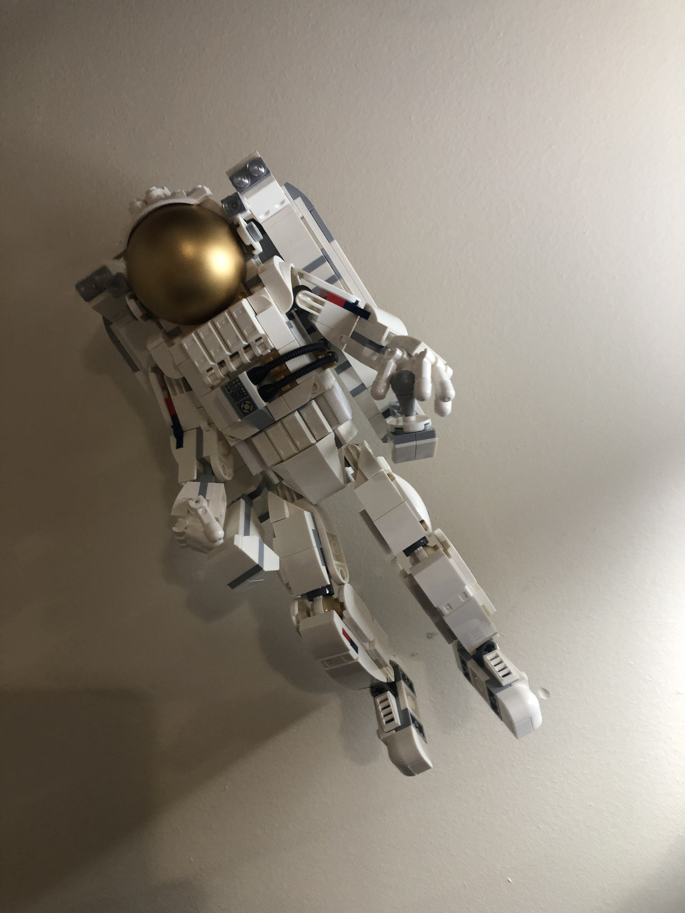 レゴ クリエイター 3-in-1 宇宙飛行士 (31152) を飾るための壁掛け