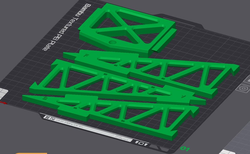 Peut inclure: Plateau de lit textur&eacute; en plastique vert. Le plateau est con&ccedil;u avec un motif en grille et porte l'inscription "Bambu Textured Bed Plate".