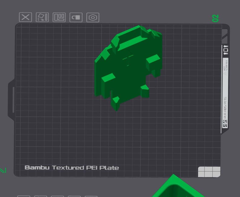 Op de afbeelding: Een groen, geometrisch 3D-model van een Bambu Textured PEI Plate, tegen een donkergrijze rasterachtergrond. De tekst "Bambu Textured PEI Plate" is zichtbaar onderaan de afbeelding. Het model heeft een complex, veelzijdig ontwerp.