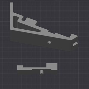 Puede incluir: Una pieza gris impresa en 3D con una superficie texturizada. La pieza est&aacute; dise&ntilde;ada para ser utilizada con una impresora 3D. El texto "Bambu Textured PEI Plate" es visible en el lado izquierdo de la imagen.
