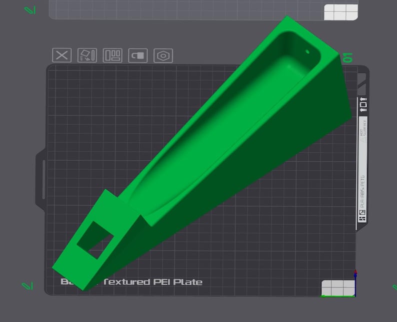 Op de afbeelding: Een felgroen, schuin 3D-geprint object met een lange, trogachtige kanaal en een vierkante opening aan &eacute;&eacute;n uiteinde. Het object staat tegen een donkergrijze rasterachtergrond, met de tekst "textured PEI Plate".