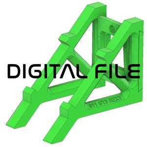 Op de afbeelding: Felgroene 3D-geprinte standaard met een geometrisch ontwerp. De standaard heeft een driehoekige structuur met schuine steunen en de tekst "DIGITAL FILE" in zwart. De tekst "911 GT3 REXY" is ook zichtbaar.