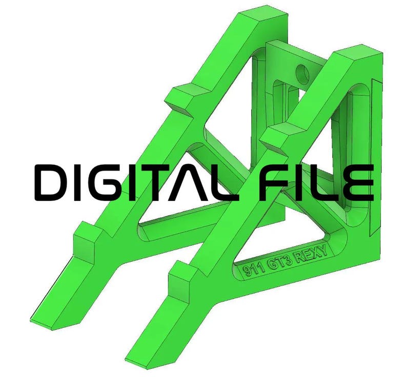 Op de afbeelding: Felgroene 3D-geprinte standaard met een geometrisch ontwerp. De standaard heeft een driehoekige structuur met schuine steunen en de tekst "DIGITAL FILE" in zwart. De tekst "911 GT3 REXY" is ook zichtbaar.