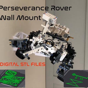 Peut inclure: Un mod&egrave;le imprim&eacute; en 3D blanc et gris du rover Perseverance, mont&eacute; sur un mur. Le mod&egrave;le est con&ccedil;u pour &ecirc;tre affich&eacute; comme un support mural. L'image comprend le texte "Perseverance Rover Wall Mount" et "DIGITAL STL FILES".