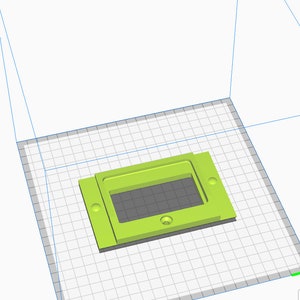 Puede incluir: Un objeto rectangular verde lima impreso en 3D con un centro empotrado y dos extensiones laterales. El objeto tiene dos agujeros circulares y est&aacute; sobre un fondo de cuadr&iacute;cula.