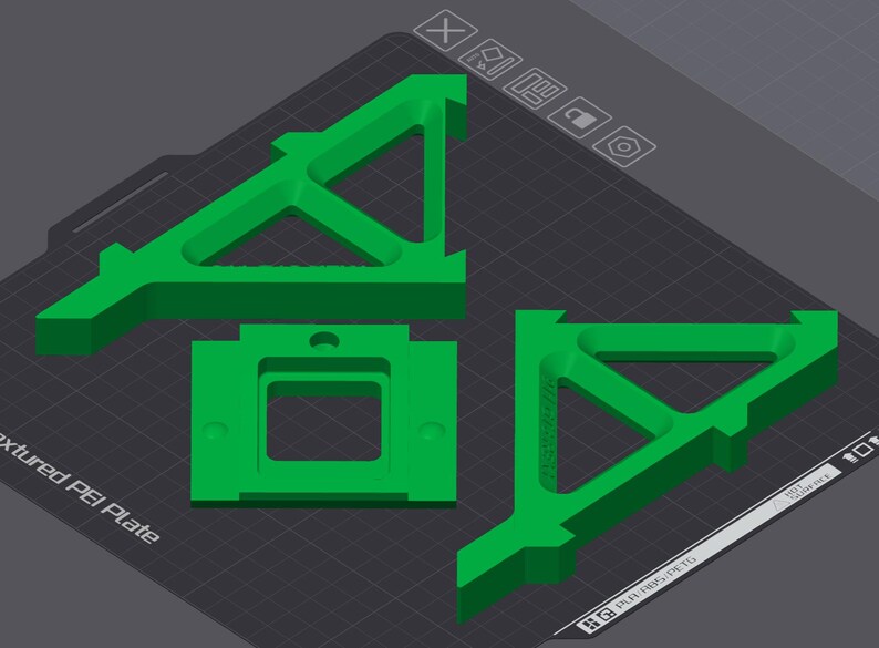 Op de afbeelding: Drie felgroene 3D-geprinte componenten worden weergegeven op een donkergrijze, getextureerde ondergrond. De componenten omvatten twee hoekbeugels en een rechthoekig stuk met een vierkante uitsparing. De onderdelen zijn waarschijnlijk voor een grotere assemblage.
