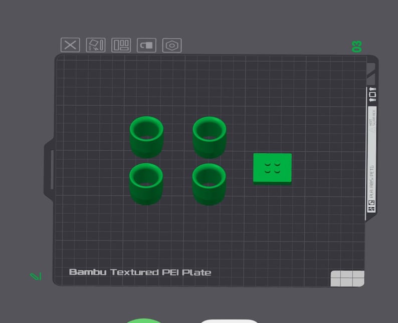 Op de afbeelding: Een 3D-weergave van vier groene cilindrische objecten en een klein groen vierkant met cirkelvormige inkepingen. De objecten zijn gerangschikt op een donkergrijs raster, met de tekst "Bambu Textured PEI Plate" onderaan.