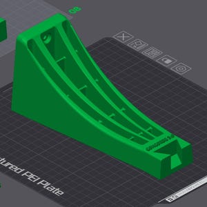 K&ouml;nnte beinhalten: Ein gr&uuml;nes 3D-gedrucktes Objekt mit einer strukturierten Oberfl&auml;che und dem Text "Unbreakable 3.0" auf der Seite. Das Objekt befindet sich auf einer strukturierten schwarzen Oberfl&auml;che.