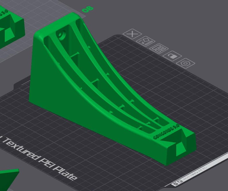 K&ouml;nnte beinhalten: Ein gr&uuml;nes 3D-gedrucktes Objekt mit einer strukturierten Oberfl&auml;che und dem Text "Unbreakable 3.0" auf der Seite. Das Objekt befindet sich auf einer strukturierten schwarzen Oberfl&auml;che.