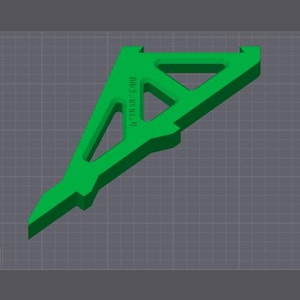Puede incluir: Un objeto de pl&aacute;stico verde en forma de tri&aacute;ngulo impreso en 3D con el texto "K-118 HC-5.500" impreso en el lateral.