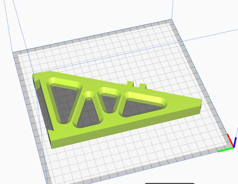Puede incluir: Un objeto triangular impreso en 3D de color verde brillante con varios recortes geom&eacute;tricos. El objeto tiene una base plana y una serie de aberturas triangulares y redondeadas. El dise&ntilde;o sugiere un componente estructural o mec&aacute;nico.