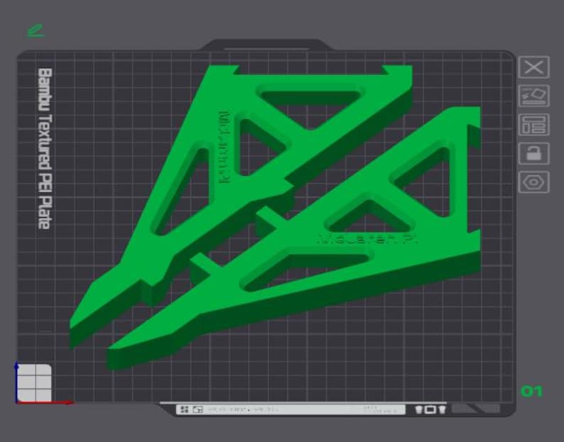 Puede incluir: Dos objetos impresos en 3D de pl&aacute;stico verde sobre un fondo de cuadr&iacute;cula negra. Los objetos tienen forma de tri&aacute;ngulos con una superficie texturizada. El texto "BAMBU TEXTURED PEI PLATE" es visible en el lado izquierdo de la imagen.