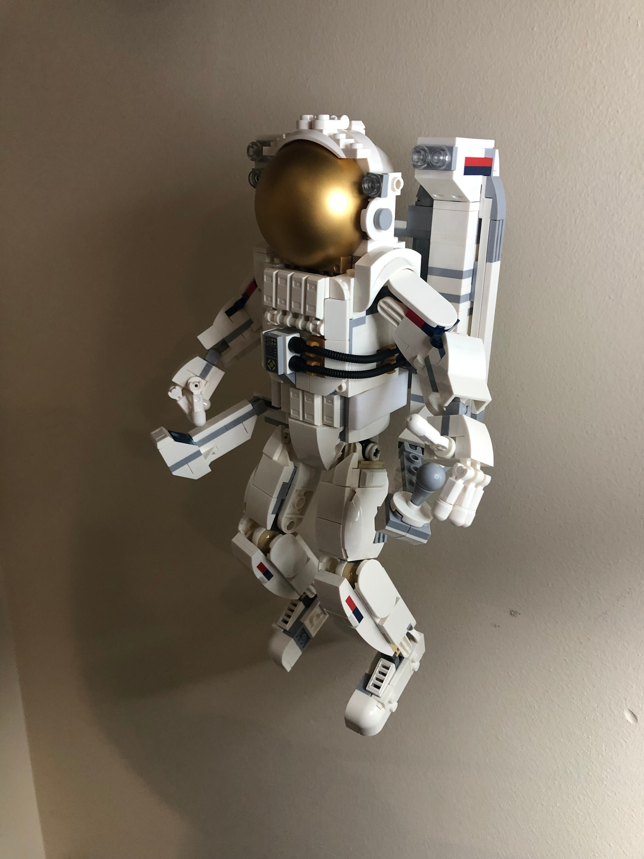 レゴ クリエイター 3-in-1 宇宙飛行士 (31152) を飾るための壁掛け