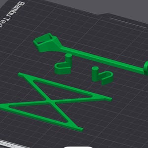 Peut inclure: Un mod&egrave;le d'une chaise imprim&eacute; en 3D en vert avec une poign&eacute;e s&eacute;par&eacute;e imprim&eacute;e en 3D en vert. Le mod&egrave;le est sur une surface textur&eacute;e noire avec le texte "Bambu Textured PEI Plate".