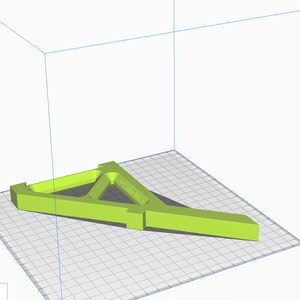 K&ouml;nnte beinhalten: Ein gr&uuml;nes, 3D-gedrucktes Modell aus Kunststoff einer dreieckigen St&uuml;tzstruktur. Das Modell steht auf einer grauen Gitteroberfl&auml;che.