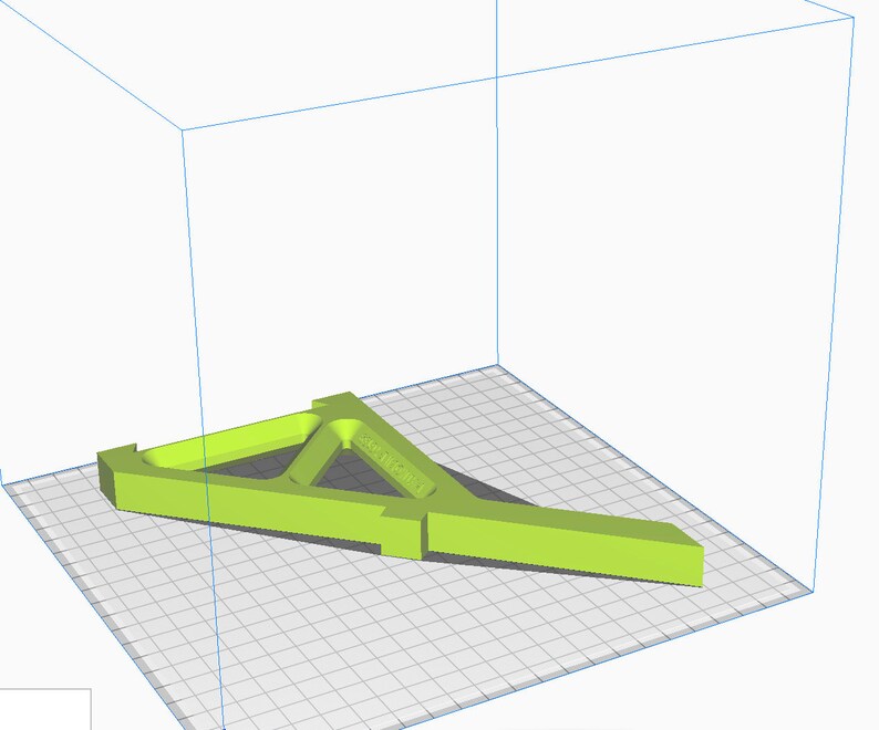K&ouml;nnte beinhalten: Ein gr&uuml;nes, 3D-gedrucktes Modell aus Kunststoff einer dreieckigen St&uuml;tzstruktur. Das Modell steht auf einer grauen Gitteroberfl&auml;che.