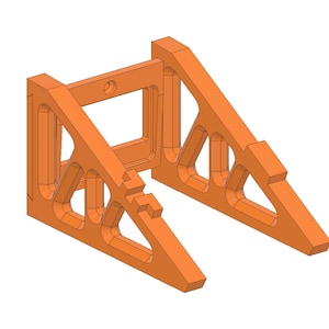 Op de afbeelding: Oranje plastic wandbeugel met een driehoekig ontwerp en een rechthoekige opening in het midden. De beugel is ontworpen om een apparaat of object te houden.