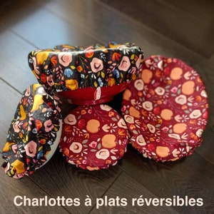 Puede incluir: Cuatro cubiertas de cuenco reutilizables con patrones florales. Las cubiertas están hechas de tela y son reversibles. El texto "Charlottes à plats réversibles" está escrito debajo de las cubiertas.