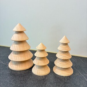 Massief houten boom, gedraaide massief houten boom, groep massief houten bomen, kerstversiering, kerstboom, kleine houten boom