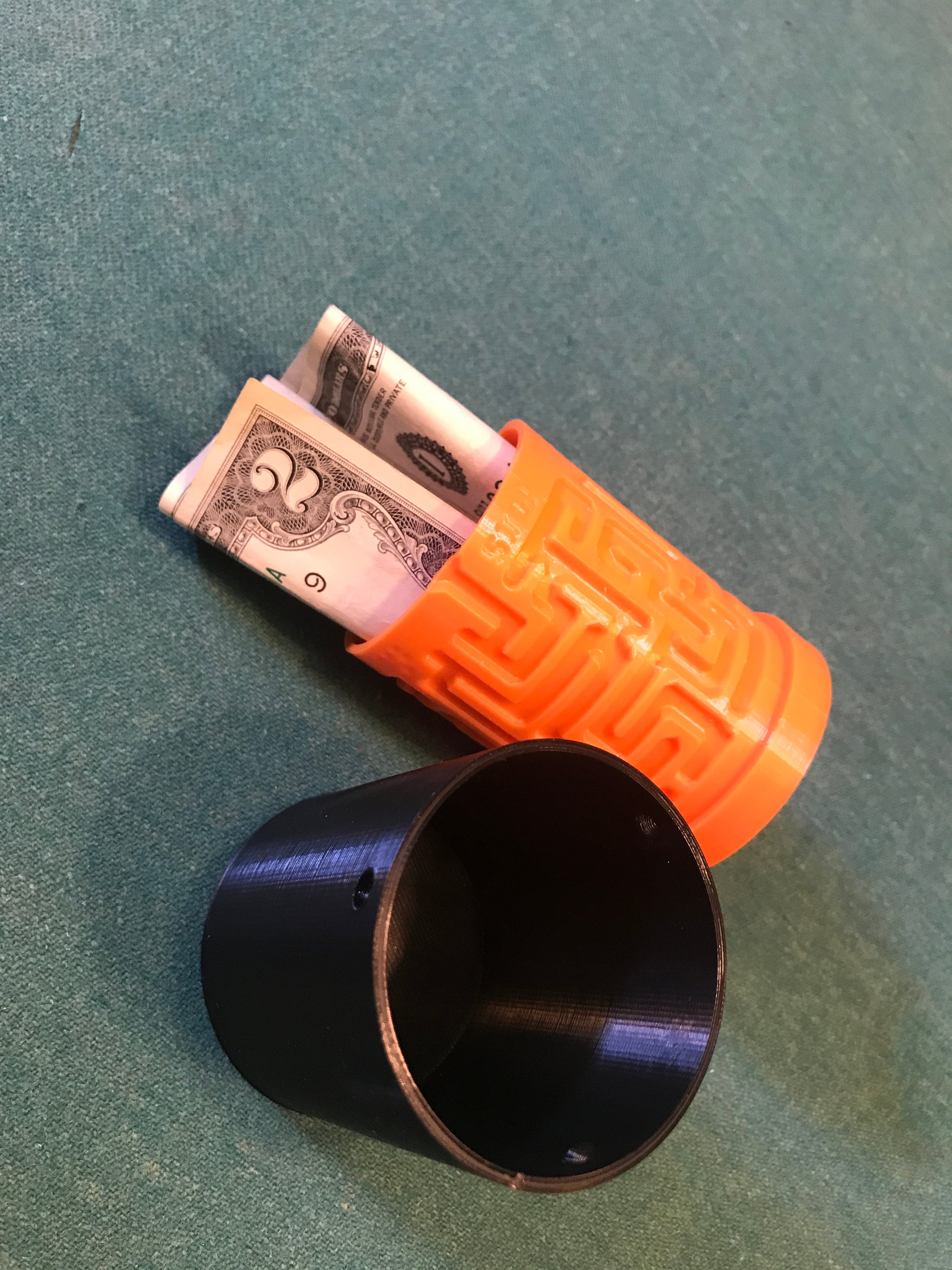 Jogo de puzzle labirinto para crianças. contorne o labirinto do círculo