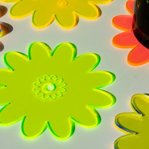 Posavasos de cocina Maximalist Juego de 4 posavasos retro de neón para una decoración colorida del hogar Posavasos acrílicos fluorescentes imagen 1