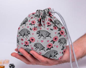 Bolsa para dados de Jimothy mapache, estuche rosa con corazones florales para D&D, regalo friki para novia