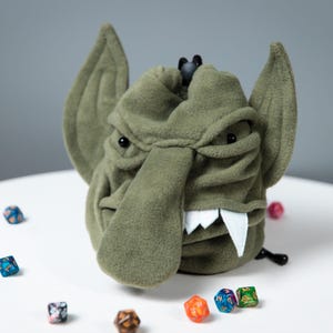 Samlarväska med plyschgoblin-tärningar, handgjord DND-plysch för fantasyälskare, TTRPG-hylladisplay-gamerpresent
