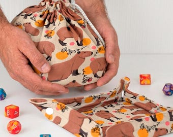 Juego de bolsa y bandeja para dados Capybara, estuche para juegos de rol de mesa con un toque original, bolsa para D&D hecha a mano.