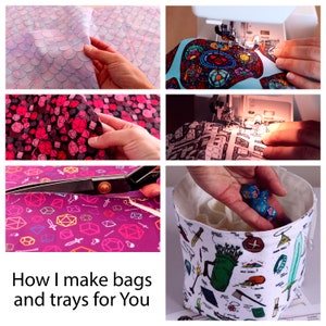 Puede incluir: Un collage de im&aacute;genes que muestran la creaci&oacute;n de bolsas y bandejas. Incluye tela con varios patrones, uso de m&aacute;quina de coser, tijeras y una bolsa terminada con dados. El texto dice "How I make bags and trays for You."